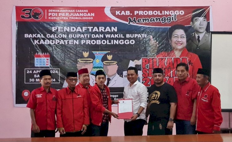 Zainal Arifi saat menyerahkan formulir pendaftaran bakal calon bupati dan wakil bupati di PDI Perjuangan Probolinggo/RMOLJatim