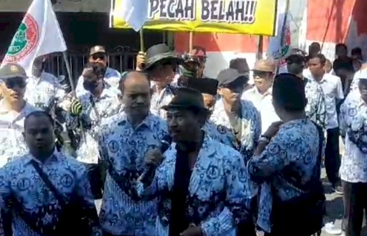 Ratusan guru di Jember saat demo kedatangan Ketum PB PGRI Unifa Rosyadi/RMOLJatim