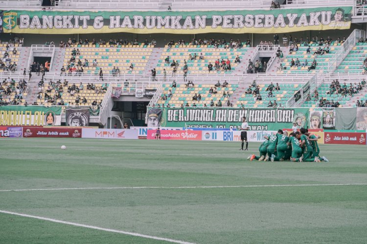 Punggawa Bajol Ijo saat berdoa bersama sebelum memulai pertandingan. (Persebaya)