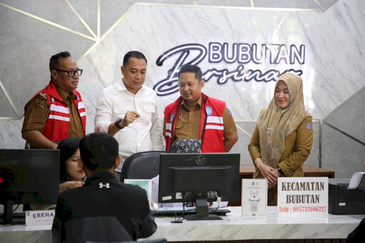 Teks foto: Wali Kota Eri ngantor di Kelurahan Bubutan, Kecamatan Bubutan, Kota Surabaya/RMOLJatim