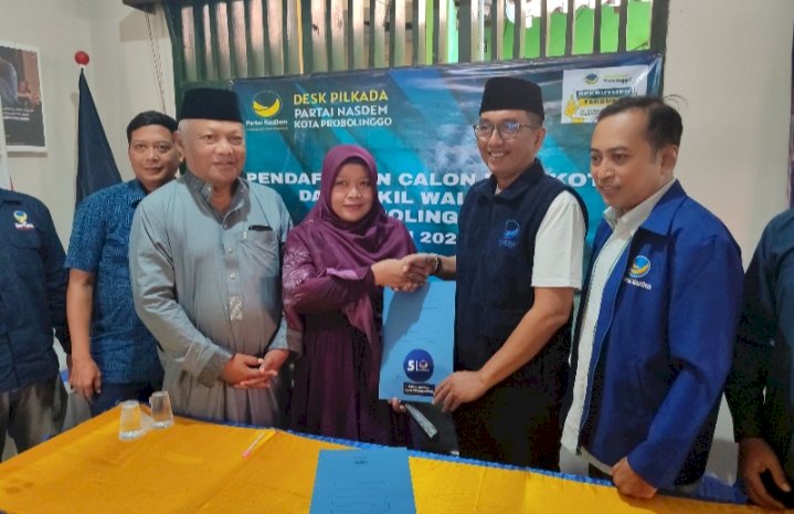 Ina Dwi Lestari didampingi Buchori saat kembalikan formulir di Kantor DPD Nasdem Kota Probolinggo/RMOLJatim