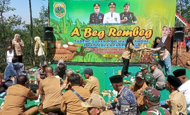 Acara Abeg Rembeg Pj Bupati Bondowoso dengan petani/RMOLJatim