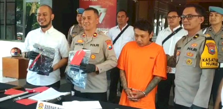 Polisi saat merilis pelaku eksibisionis di Kota Malang/Ist