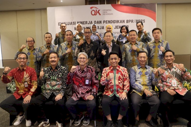 Kepala OJK Jember Hardi Rofiq Nasution (tiga dari kiri) bersama jajaran direksi dan komisaris BPR-BPRS wilayah Sekar Kijang/OJK Jember