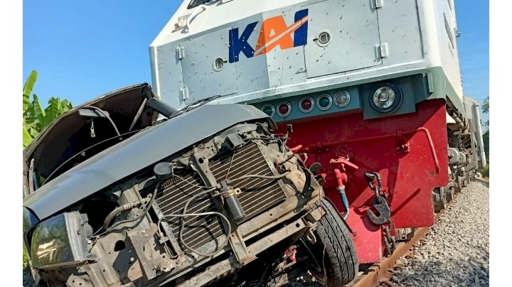 Caption: KA Pandalungan relasi Jakarta-Jember alami keterlambatan akibat tertemper kendaraan MPV/ hms