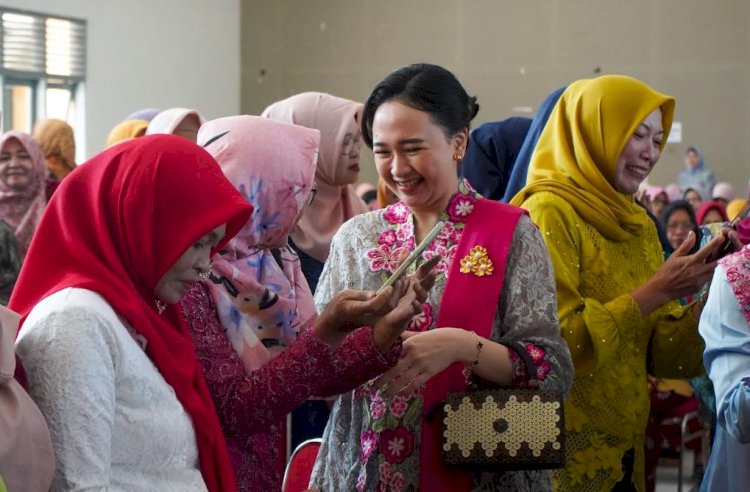 Ketua TP PKK Kabupaten Kediri saat bertemu Dharma Wanita Persatuan (DWP) Kabupaten Kediri
