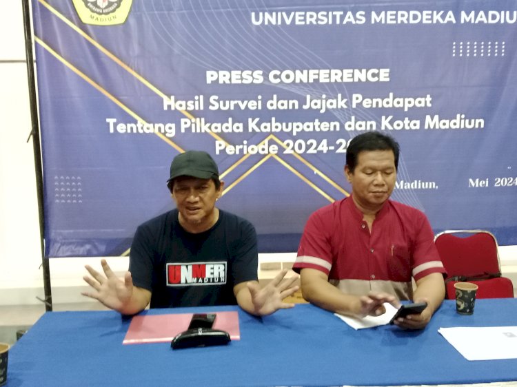Ketua LPPM Unmer Madiun HW Darmoko (kiri) saat menjelaskan hasil jajak pendapat di Universitas Merdeka Madiun/RMOlJatim 