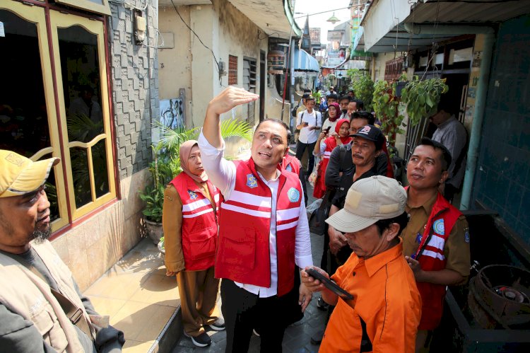 Teks foto: Wali Kota Eri keliling kampung Kalimas Baru/ist