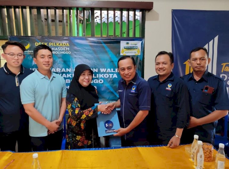 Hj Rukmini Bersama Sigiet Adi Permana Saat Kembalikan Formulir Pendaftaran Penjaringan Ke DPD Nasdem Kota Probolinggo.
