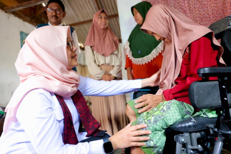 Bupati Banyuwangi Ipuk Fiestiandani saat mengunjungi rumah Mbah Midia, lansia yang hidup seorang diri/Humas Pemkab Bwi