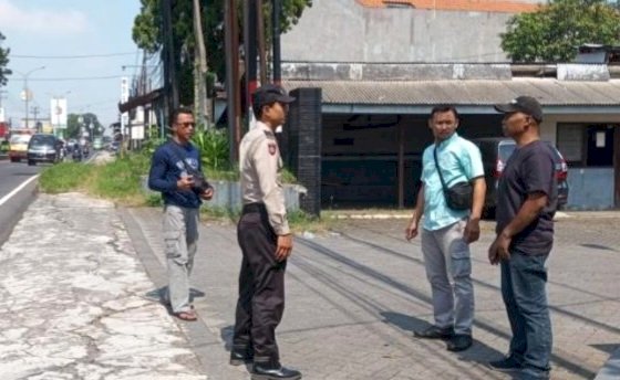 Polisi saat berada di TKP dugaan intimidasi dan pemerasan pengendara motor di Lawang/ist