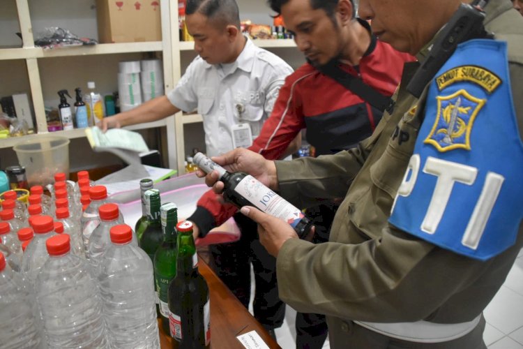 Teks foto: Satpol PP Surabaya sita puluhan Mihol/ist