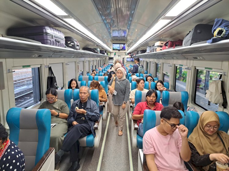 Penumpang kereta api/ iat