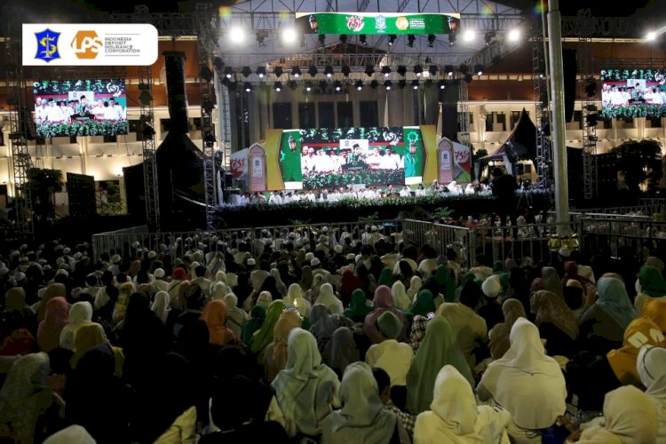 Teks foto: Jemaah padati halaman Balai Kota Surabaya/RMOLJatim