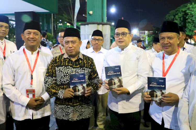 PJ Gubernur Jatim Adhy Karyono memberangkatkan jamaah haji Embarkasi Surabaya 