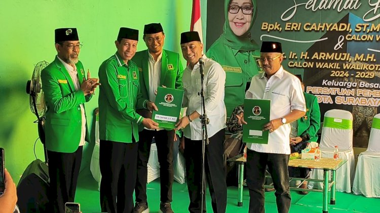 Teks foto: Eri-Armuji kembalikan berkas formulir pendaftaran di DPC PPP Surabaya/RMOLJatim