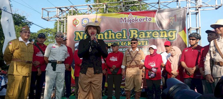 Bupati Mojokerto Ikfina Fahmawati mengibarkan bendera start tanda dimulainya acara ngonthel bareng  /ist