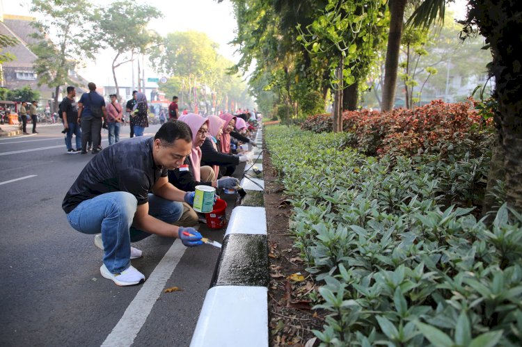 Teks foto: Wali Kota Eri mengecat curbing median jalan/RMOLJatim