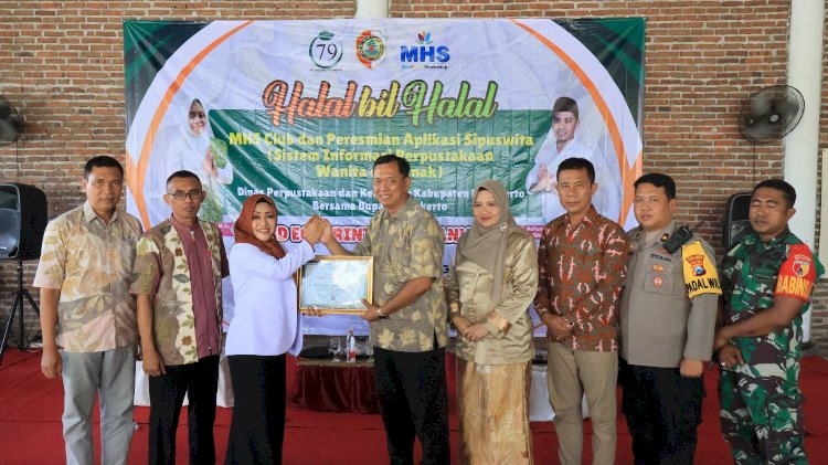 Bupati saat memperkenalkan aplikasi SIPUSWITA karya Dinas Perpustakaan dan Kearsipan (Disperka) Kabupaten Mojokerto