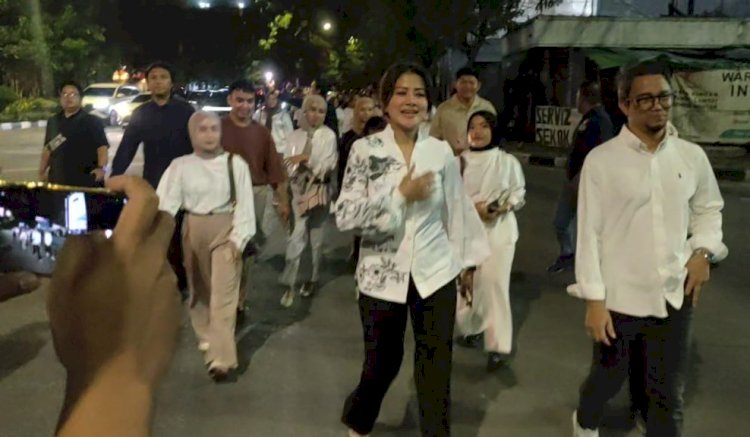 Asrilia-Satria bersama pendukungnya saat tiba di KPU Surabaya/RMOLJatim