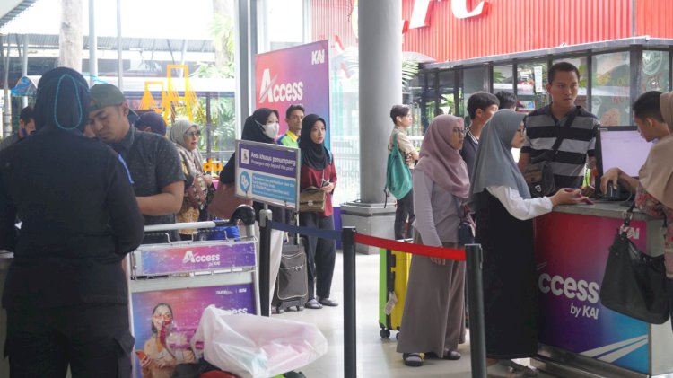 Penumpang di stasiun Gubeng Surabaya 
