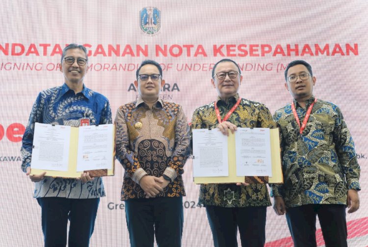 Pj Gubernur Jawa Timur Adhy Karyono (tengah) saat menghadiri penandatanganan MoU antara PT BKMS dan Bank Jatim untuk pengembangan JIIPE Gresik/Ist