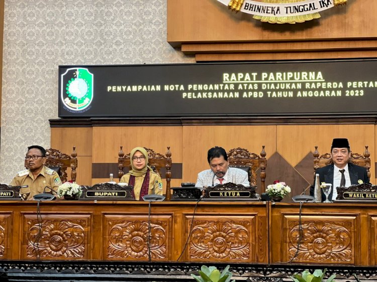 Bupati Banyuwangi Ipuk Fiestiandani didampingi Wabup Sugirah serta Pimpinan rapat paripurna Ruliyono dan Michael Edy Hariyanto/ist