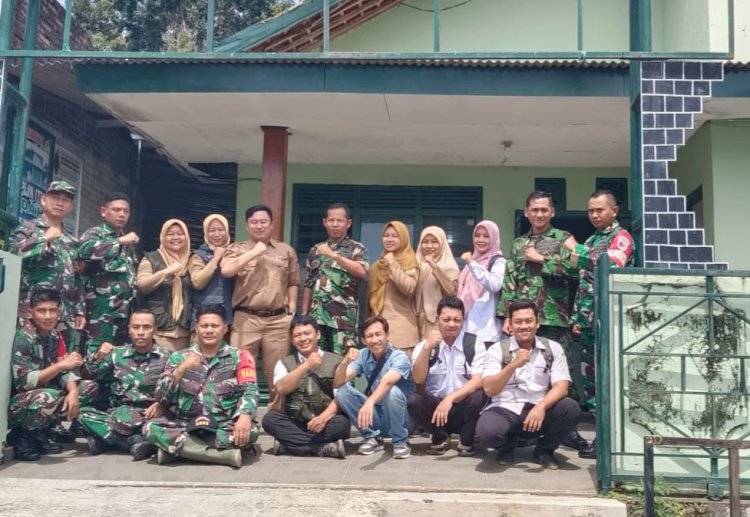 Babinsa 07/Kare dan PPL Kecamatan Kare Madiun berfoto bersama usai penyuluhan/ist
