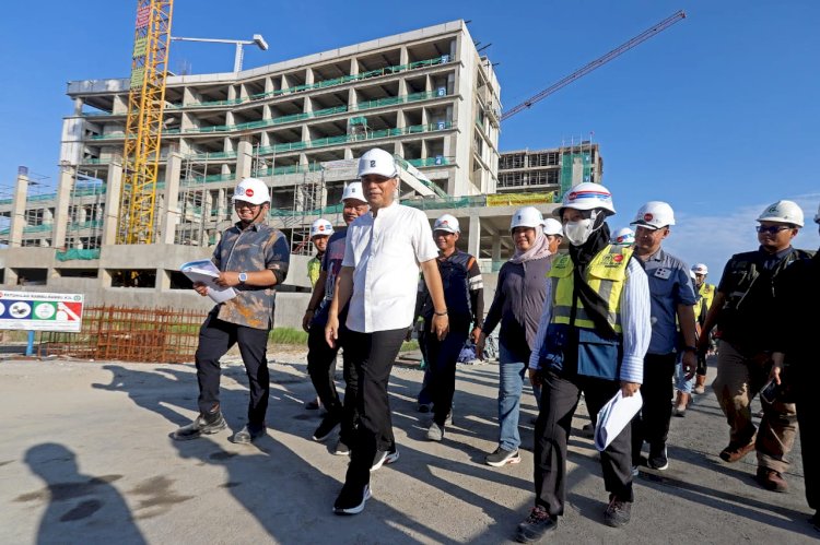 Teks foto: Wali Kota Eri berkeliling RSUD Surabaya Timur/ist