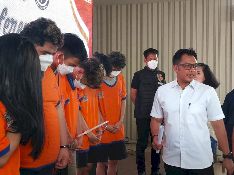 Kasatreskrim Polrestabes Surabaya AKBP Hendro Sukmono menginterogasi tersangka Yeyen.