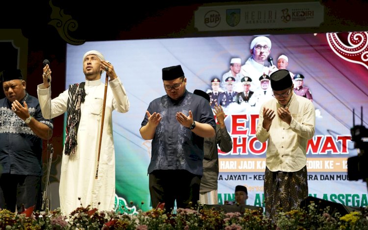 Bupati Kediri Hanindhito Himawan Pramana saat menghadiri acara sholawatan/RMOLJatim