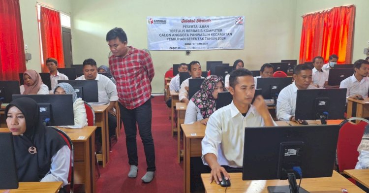 Kordiv SDM Bawaslu Jember Yoyok Adi Pranata saat memantau pelaksanaan tes tulis CAT di Laboratorium Komputer SMAN 2 Jember/RMOLJatim