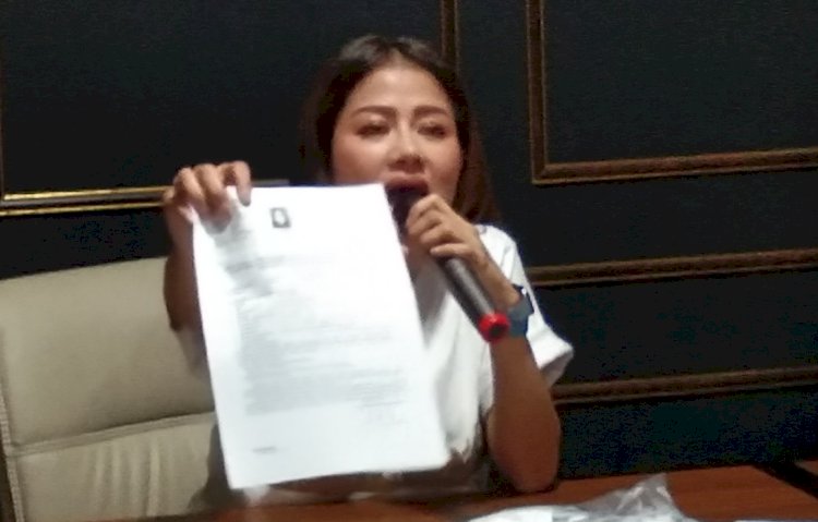 Asrilia menunjukkan bukti kelengkapan syarat mendaftar Wali Kota Surabaya/RMOLJatim