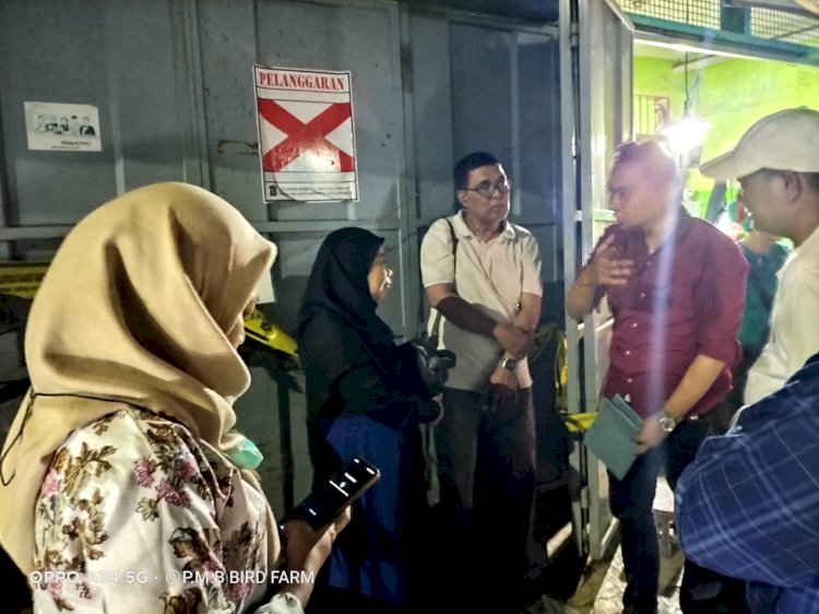 anggota Komisi B DPRD Surabaya, Zuhrotulaila saat mendengarkan keluhan pedagang sayur Keputran/Ist