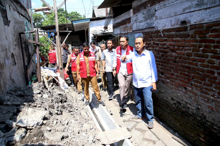 Teks foto: Wali Kota Eri pantau saluran di perkampungan/ist