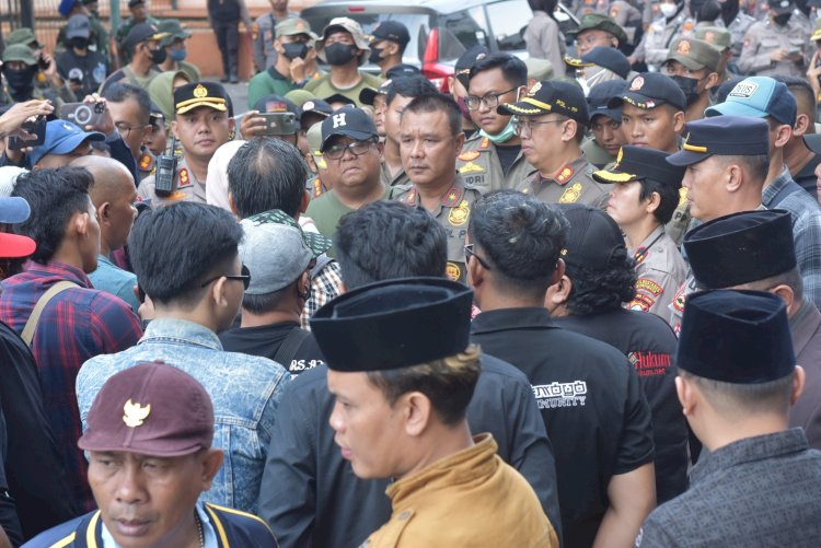 Teks foto: Fikser memimpin penertiban bangunan dan pengamanan aset di Jalan Kencanasari Timur/RMOLJatim