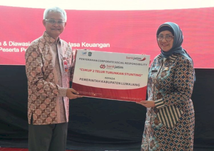 Direktur IT dan Digital Bank Jatim Zulhelfi Abidin saat penyerahan CSR 120 ribu telur secara simbolis kepada Pj Bupati Lumajang Indah Wahyuni/Ist