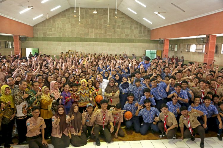 Teks foto: Wali Kota Eri bersama siswa GIKI 1 Surabaya/ist