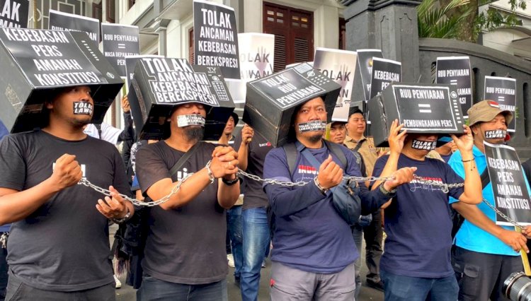 Puluhan wartawan Malang Raya saat aksi demo menolak RUU Penyiaran/RMOLJatim