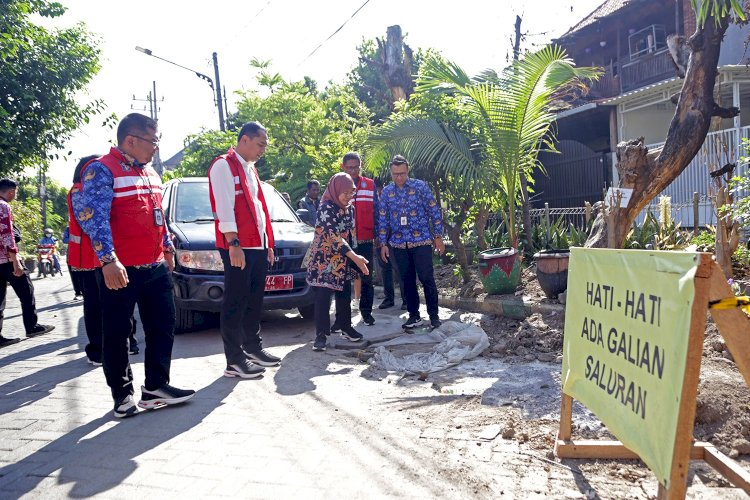 Teks foto: Wali Kota Eri cek perbaikan jalan dan saluran air di perkampungan/RMOLJatim