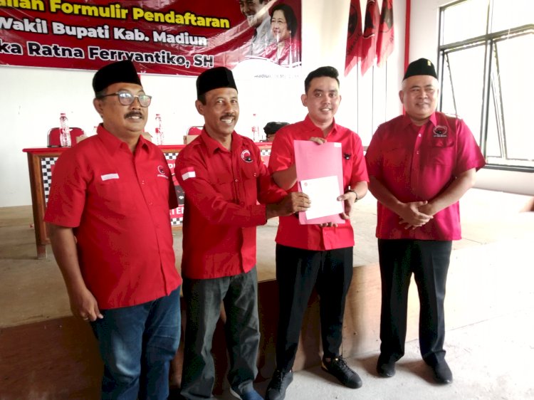 Sandhika saat menyerahkan formulir pendaftaran ke kantor DPC PDIP/RMOLJatim
