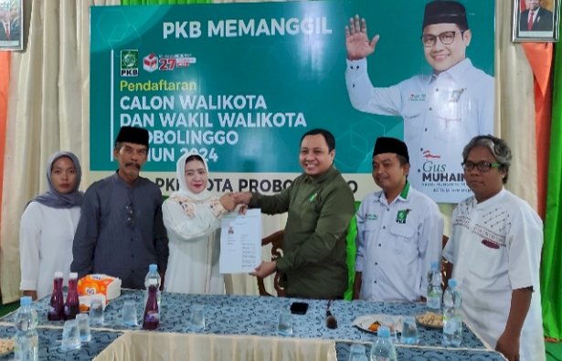 Sri Setyo Pertiwi saat mengembalikan formulir di Kantor PKB Kota Probolinggo/RMOLJatim