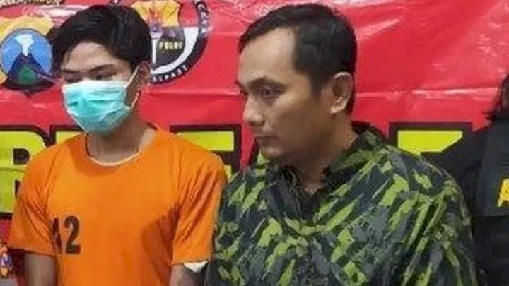pelaku (memakai baju tahanan) sat dikawal  anggota polisi 