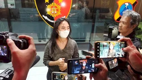 NRS, wanita asal Surabaya yang menjadi korban teror pelecehan seksual saat melapor ke Polda Jatim/ist