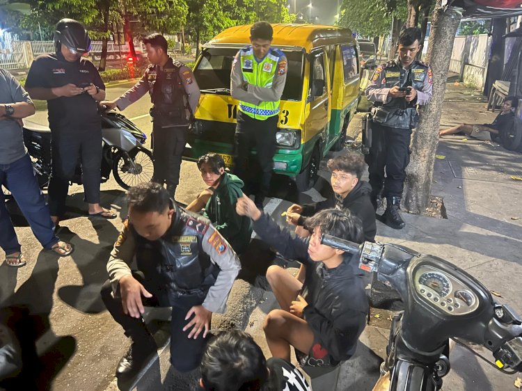 Polisi saat mengamankan anggota Gangster 