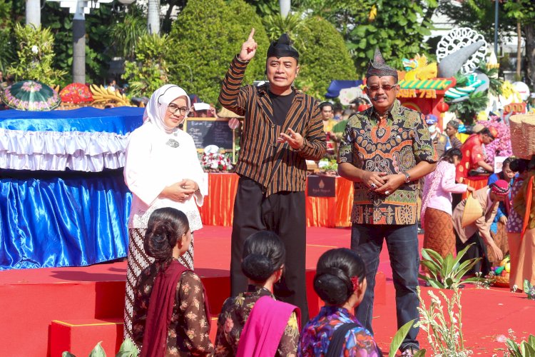 Teks foto: Wali Kota Eri membuka Festival Rujak Uleg yang berlangsung di Taman Surya Balai Kota Surabaya/ist