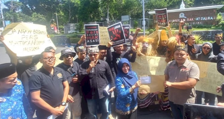 Puluhan wartawan Banyuwangi menggelar aksi penolakan RUU Penyiaran di sekretariat DPRD Banyuwangi/ist