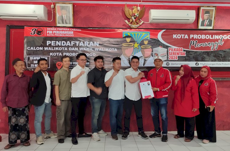 Siegit Adi Permana didampingi tim sukses saat mengembalikan formulir di DPC PDIP Kota Probolinggo/RMOLJatim