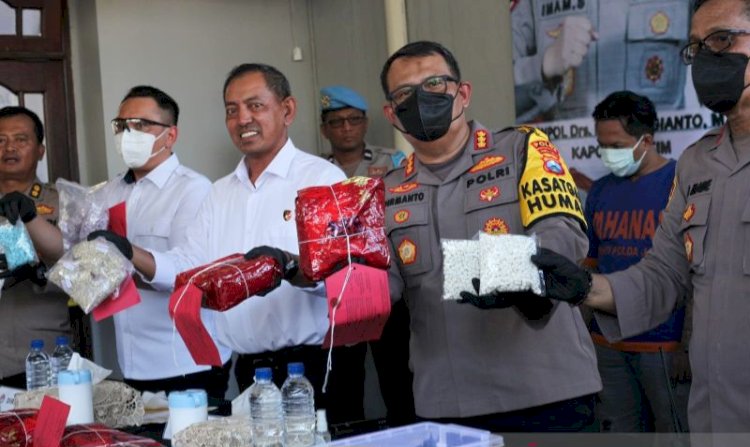 Polda Jatim menunjukkan barang bukti yang disita dari pabrik pembuatan pil ekstasi dan pil koplo di Surabaya/Antara