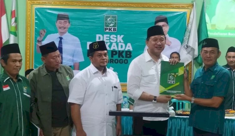 Ipong Muchlisoni, mantan Bupati Ponorogo saat menyerahkan berkas pendaftaran ke PKB/ist